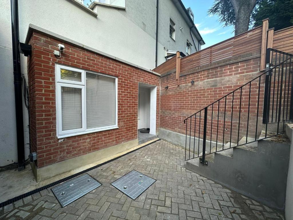 Two Bedroom House In Kilburn Лондон Екстериор снимка