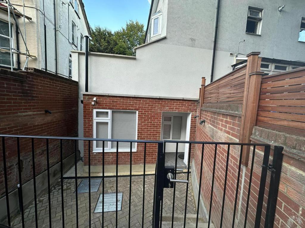 Two Bedroom House In Kilburn Лондон Екстериор снимка
